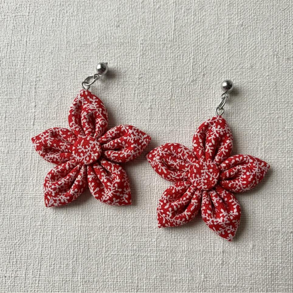 Red and White Seshoeshoe Flower Earrings - Pearls4Girls